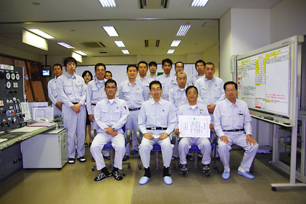 俵社長を迎え、表彰状を囲む糸島事業所の皆さん